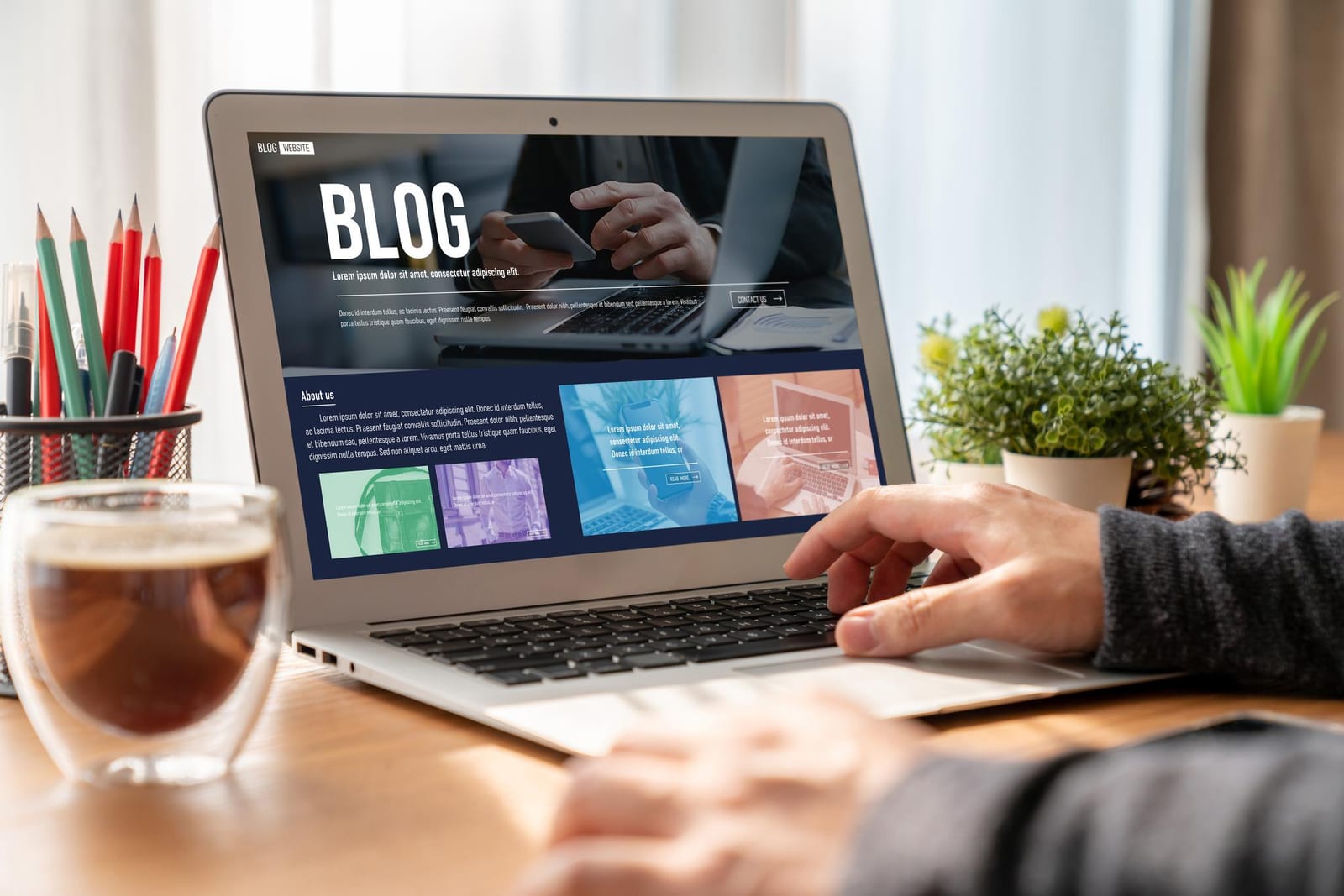 Laptop mit der Ecrivus-Wissensdatenbank zu Übersetzung und Sprachstrategie