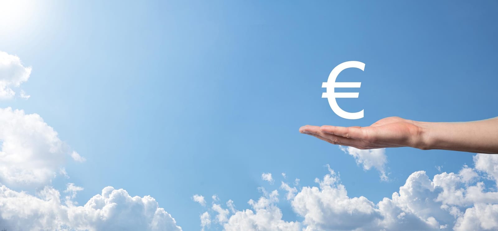 Euro-Symbol über einer offenen Hand — transparente Preise für Übersetzungs- und Dolmetscherleistungen